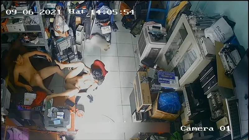 Cô vợ Anh xã Trả bài nhau trong của hàng máy tính